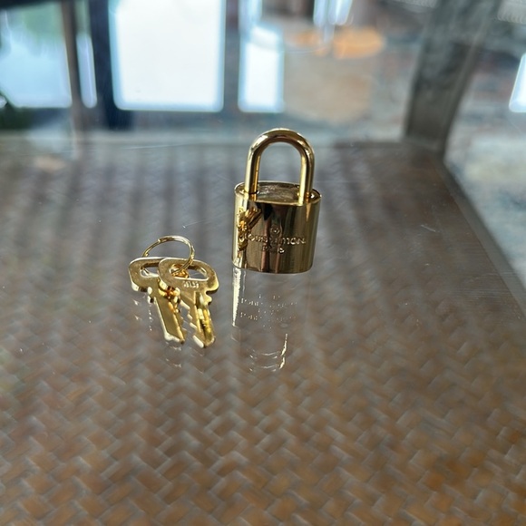🍓LV Lock and Key #315 - Picture 5 of 10